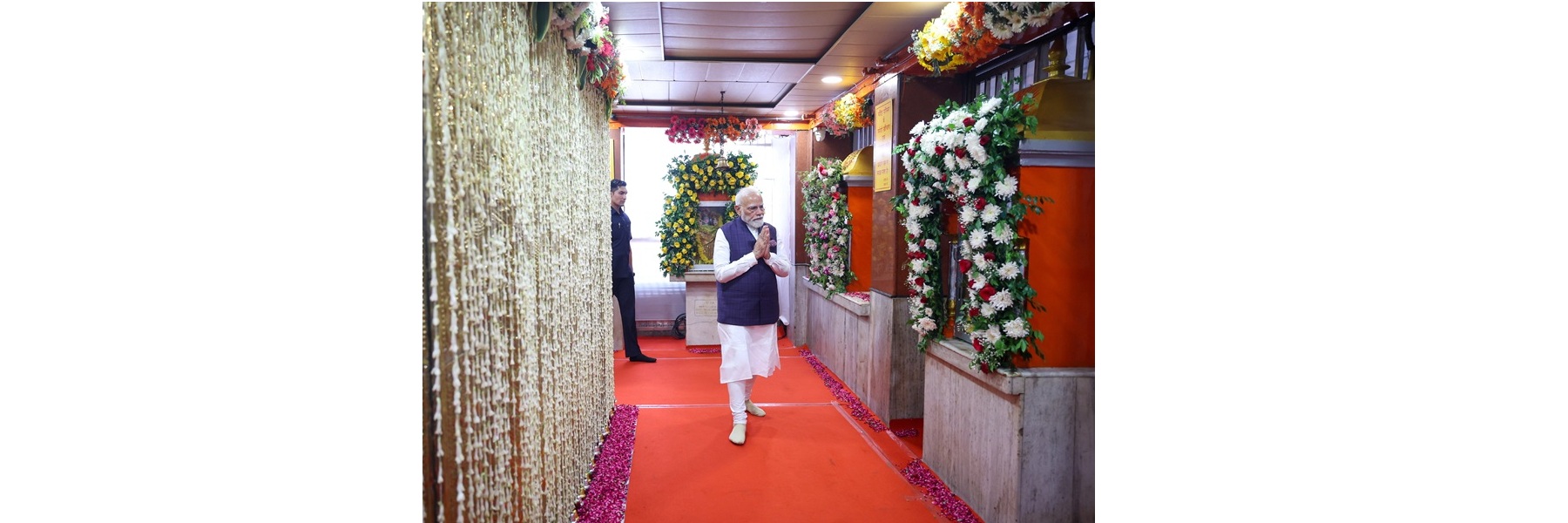 प्रधानमंत्री ने उत्तराखंड के देहरादून में जय मां डाट काली मंदिर में दर्शन और पूजा की