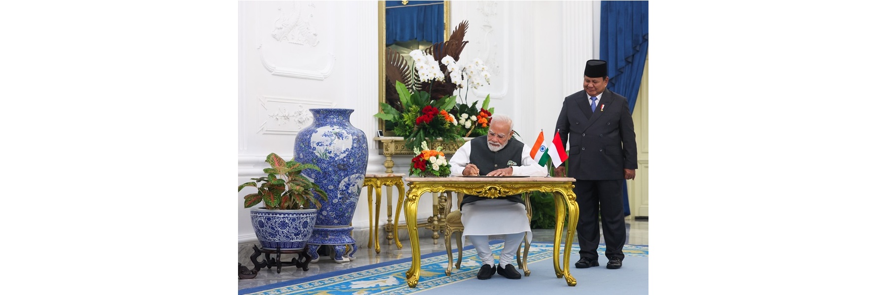प्रधानमंत्री ने इंडोनेशिया के जकार्ता में राष्ट्रपति भवन में आगंतुक पुस्तिका पर हस्ताक्षर किए।