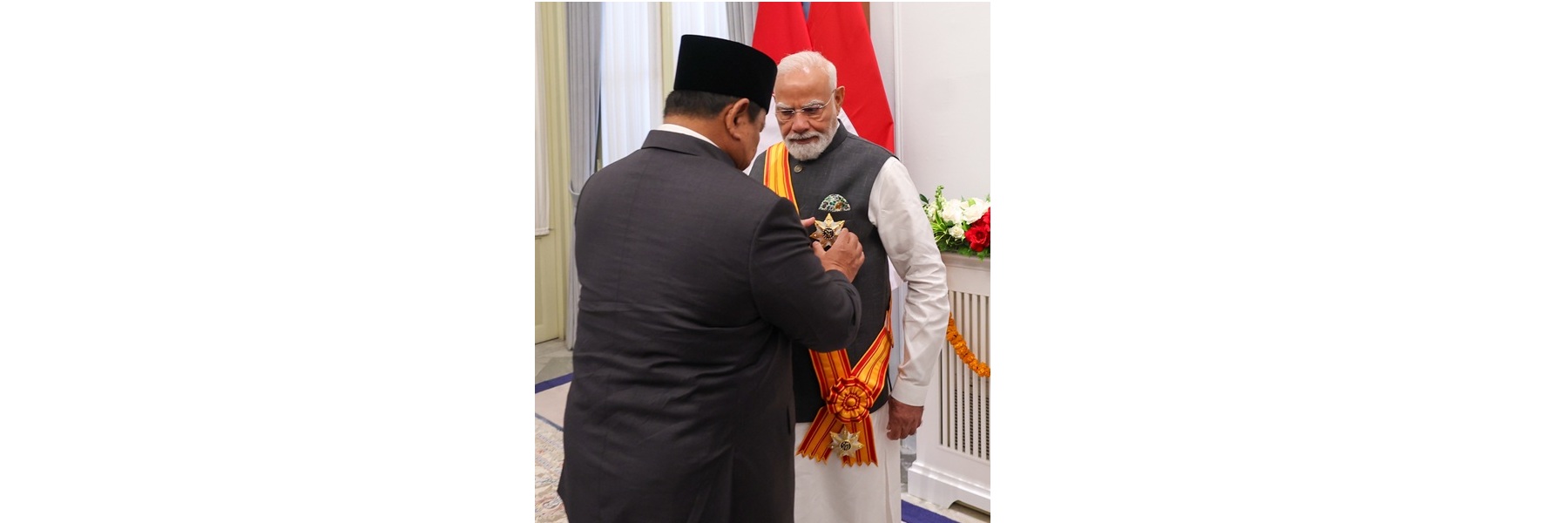 प्रधानमंत्री को इंडोनेशिया के जकार्ता में इंडोनेशिया गणराज्य के राष्ट्रपति श्री प्रबोवो सुबिआंतो द्वारा इंडोनेशिया गणराज्य के सर्वोच्च नागरिक सम्मान 'बिंटांग आदिपूर्णा' से सम्मानित किया गया।