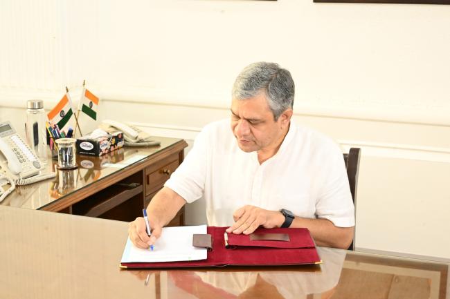 Shri Ashwini Vishnaw taking charge as the Union Minister of MIB