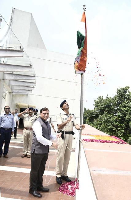 The Principal Director General, Press Information Bureau, Shri Dhirendra Ojha hoisting the National Flag (Tiranga)