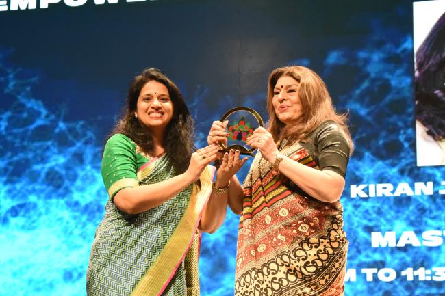 Smt. Kiran Joneja Sippy being felicitated during the Masterclass on ‘Youth and Cinema: Empowering Aspirants for a Creative Future’ at 55th IFFI 2024, in Goa on November 28, 2024.