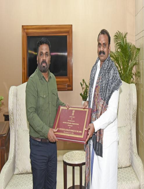 The Minister of State for Information and Broadcasting and Parliamentary Affairs, Dr. L. Murugan presents a photo album to the President of the Democratic Socialist Republic of Sri Lanka, Mr. Anura Kumara Dissanayake on his departure from India at T-3 IGI Airport, in New Delhi on December 17, 2024.