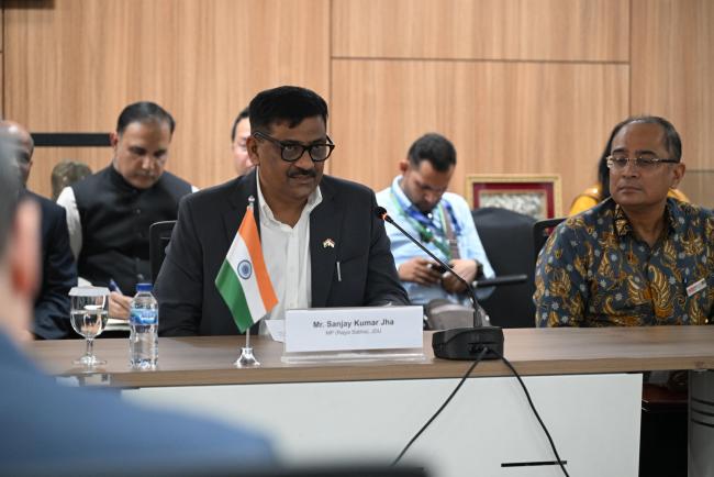 आसियान के महासचिव डॉ. काओ किम होर्न से आसियान मुख्यालय/आसियान सचिवालय में भारतीय सांसदों के प्रतिनिधिमंडल ने शिष्टाचार भेंट की।