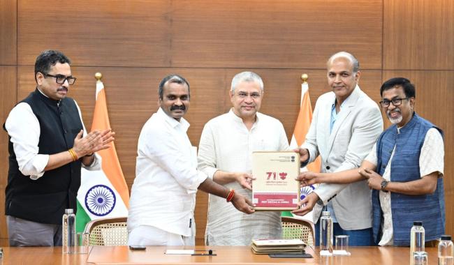 71वें राष्ट्रीय फिल्म पुरस्कारों के निर्णायक मंडल ने 01 अगस्त, 2025 को नई दिल्ली में केंद्रीय रेल, सूचना एवं प्रसारण तथा इलेक्ट्रॉनिक्स एवं सूचना प्रौद्योगिकी मंत्री श्री अश्विनी वैष्णव से मुलाकात की।