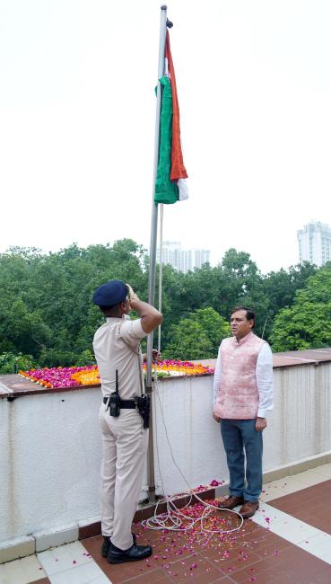पत्र सूचना कार्यालय के प्रधान महानिदेशक श्री धीरेन्द्र ओझा 15 अगस्त, 2025 को नई दिल्ली स्थित राष्ट्रीय मीडिया केंद्र में 79वें स्वतंत्रता दिवस समारोह के अवसर पर राष्ट्रीय ध्वज (तिरंगा) फहराते हुए।