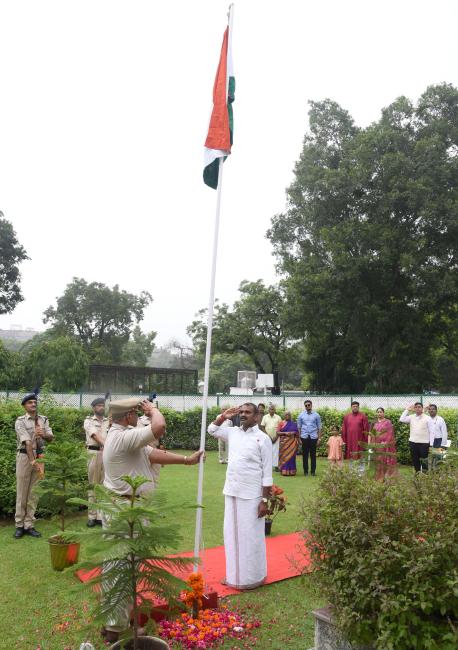 सूचना एवं प्रसारण तथा संसदीय कार्य राज्य मंत्री डॉ. एल. मुरुगन 15 अगस्त, 2025 को 79वें स्वतंत्रता दिवस के अवसर पर नई दिल्ली स्थित अपने आवास पर राष्ट्रीय ध्वज फहराते हुए।