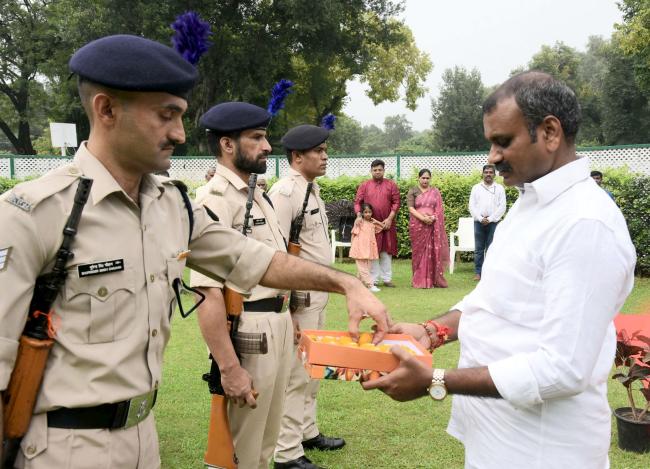 सूचना एवं प्रसारण तथा संसदीय कार्य राज्य मंत्री डॉ. एल. मुरुगन 15 अगस्त, 2025 को 79वें स्वतंत्रता दिवस के अवसर पर नई दिल्ली स्थित अपने आवास पर राष्ट्रीय ध्वज फहराते हुए।