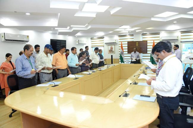 The Senior Economic Advisor, Ministry of Information & Broadcasting Shri Ravindra Kumar Jena, administering the Fit India Pledge at Shastri Bhawan, in New Delhi on September 01, 2025.