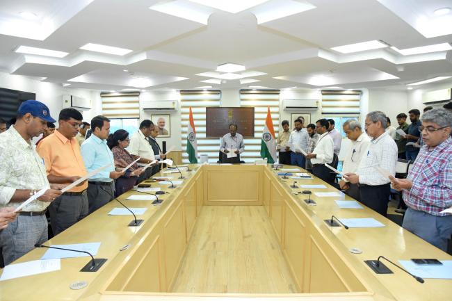 The Senior Economic Advisor, Ministry of Information & Broadcasting Shri Ravindra Kumar Jena, administering the Fit India Pledge at Shastri Bhawan, in New Delhi on September 01, 2025.