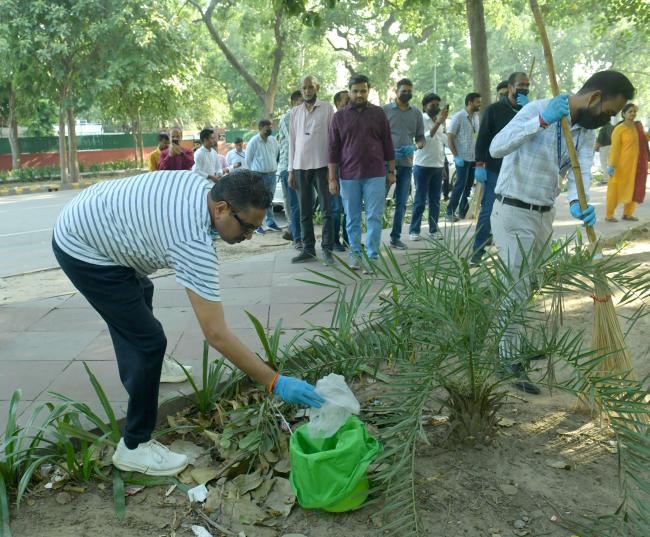 The Secretary, Ministry of Information & Broadcasting, Shri Sanjay Jaju participates in the nationwide shramdaan, “Ek Din, Ek Ghanta, Ek Sath” in view of Swachhata Hi Sewa (SHS)-2025 at Shastri Bhawan, in New Delhi on September 25, 2025.