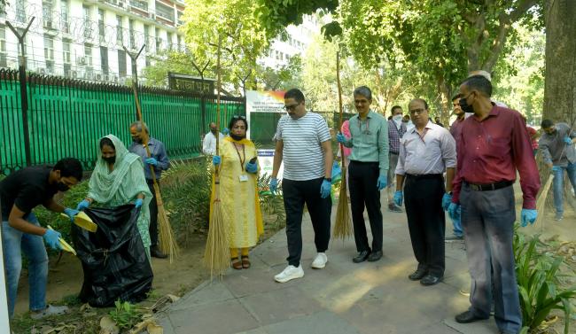 The Secretary, Ministry of Information & Broadcasting, Shri Sanjay Jaju participates in the nationwide shramdaan, “Ek Din, Ek Ghanta, Ek Sath” in view of Swachhata Hi Sewa (SHS)-2025 at Shastri Bhawan, in New Delhi on September 25, 2025.