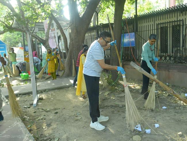 The Secretary, Ministry of Information & Broadcasting, Shri Sanjay Jaju participates in the nationwide shramdaan, “Ek Din, Ek Ghanta, Ek Sath” in view of Swachhata Hi Sewa (SHS)-2025 at Shastri Bhawan, in New Delhi on September 25, 2025.