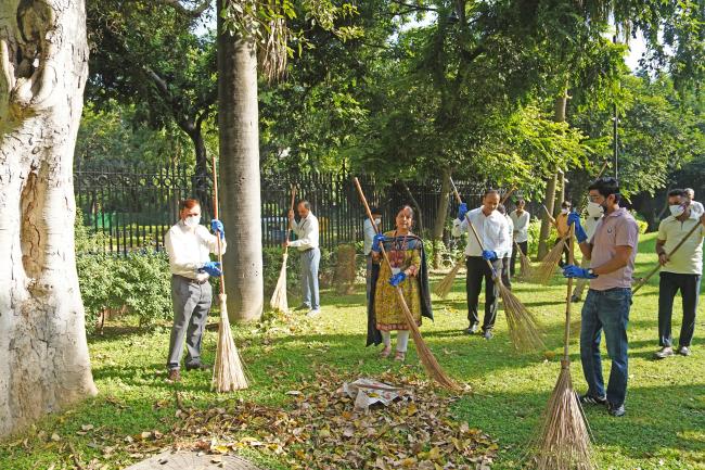 The Principal Director General, Press Information Bureau, Shri Dhirendra Ojha participated in the nationwide shramdaan, “Ek Din, Ek Ghanta, Ek Sath,” in view of Swachhata Hi Sewa (SHS) - 2025 at the National Media Center, in New Delhi on September 25,2025