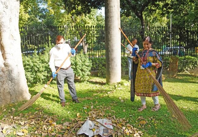 The Principal Director General, Press Information Bureau, Shri Dhirendra Ojha participated in the nationwide shramdaan, “Ek Din, Ek Ghanta, Ek Sath,” in view of Swachhata Hi Sewa (SHS) - 2025 at the National Media Center, in New Delhi on September 25,2025