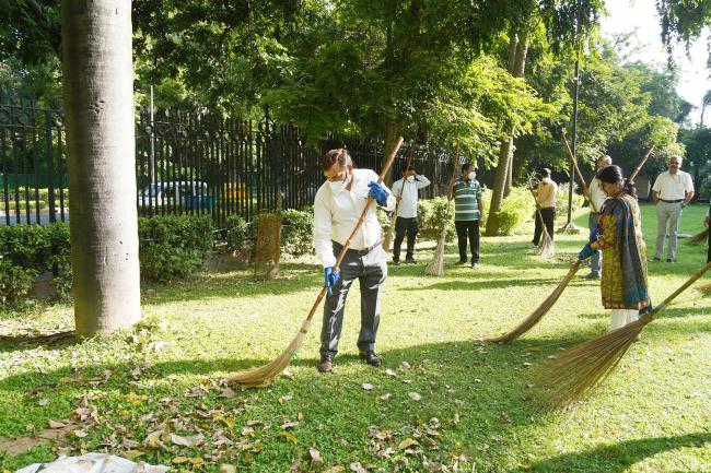 The Principal Director General, Press Information Bureau, Shri Dhirendra Ojha participated in the nationwide shramdaan, “Ek Din, Ek Ghanta, Ek Sath,” in view of Swachhata Hi Sewa (SHS) - 2025 at the National Media Center, in New Delhi on September 25,2025