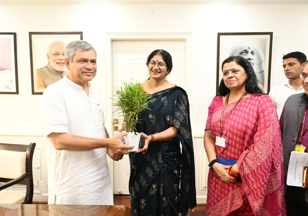 Shri Ashwini Vaishnaw being welcomed during his arrival for taking charge as the Union Minister of MIB