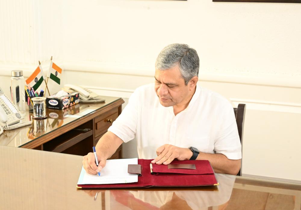 Shri Ashwini Vishnaw taking charge as the Union Minister of MIB.