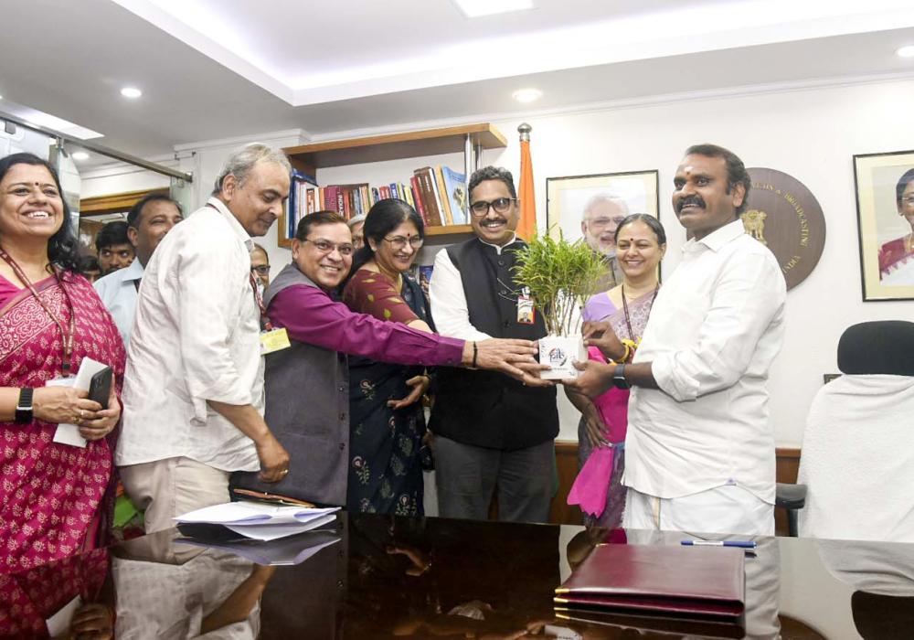 Dr. L. Murugan being welcomed on his arrival for assumption of charge as the MOS for MIB