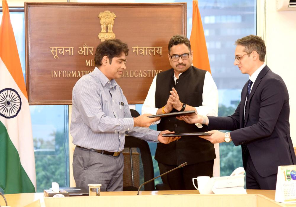 The Secretary, of MIB Shri Sanjay Jaju witnessing the signing of MoU between NFDC and Netflix India