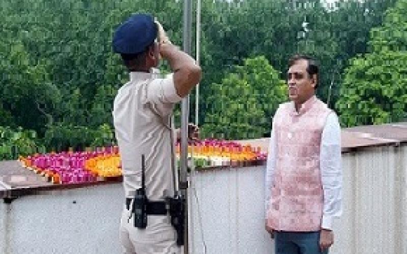 पत्र सूचना कार्यालय के प्रधान महानिदेशक श्री धीरेन्द्र ओझा 15 अगस्त, 2025 को नई दिल्ली स्थित राष्ट्रीय मीडिया केंद्र में 79वें स्वतंत्रता दिवस समारोह के अवसर पर राष्ट्रीय ध्वज (तिरंगा) फहराते हुए।