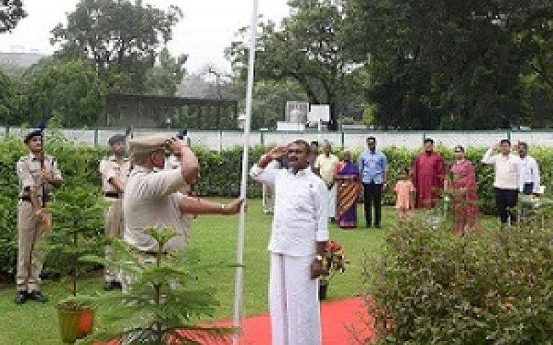 सूचना एवं प्रसारण तथा संसदीय कार्य राज्य मंत्री डॉ. एल. मुरुगन 15 अगस्त, 2025 को 79वें स्वतंत्रता दिवस के अवसर पर नई दिल्ली स्थित अपने आवास पर राष्ट्रीय ध्वज फहराते हुए।