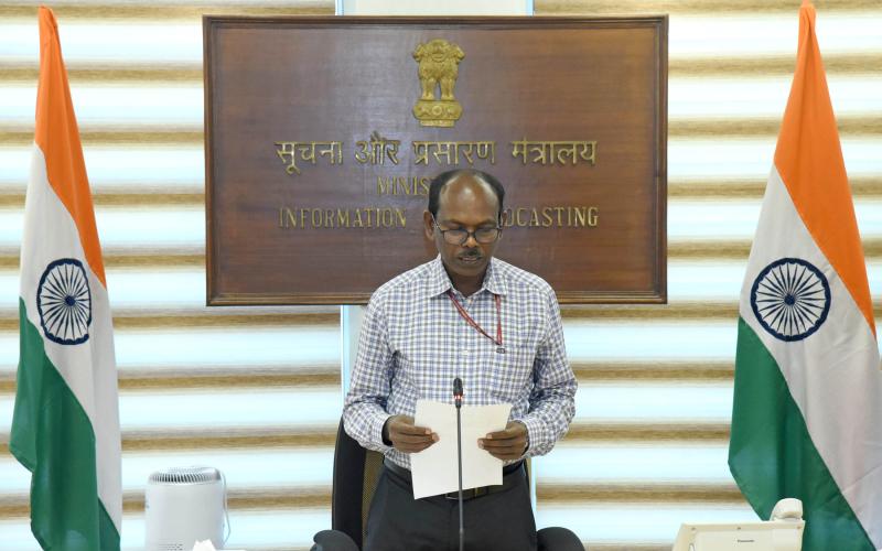 The Senior Economic Advisor, Ministry of Information & Broadcasting Shri Ravindra Kumar Jena, administering the Fit India Pledge at Shastri Bhawan, in New Delhi on September 01, 2025.