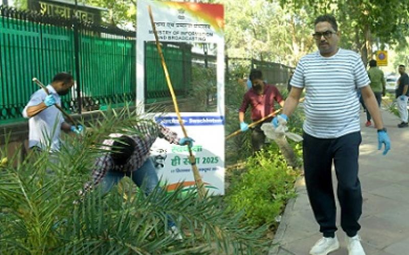 The Secretary, Ministry of Information & Broadcasting, Shri Sanjay Jaju participates in the nationwide shramdaan, “Ek Din, Ek Ghanta, Ek Sath” in view of Swachhata Hi Sewa (SHS)-2025 at Shastri Bhawan, in New Delhi on September 25, 2025.