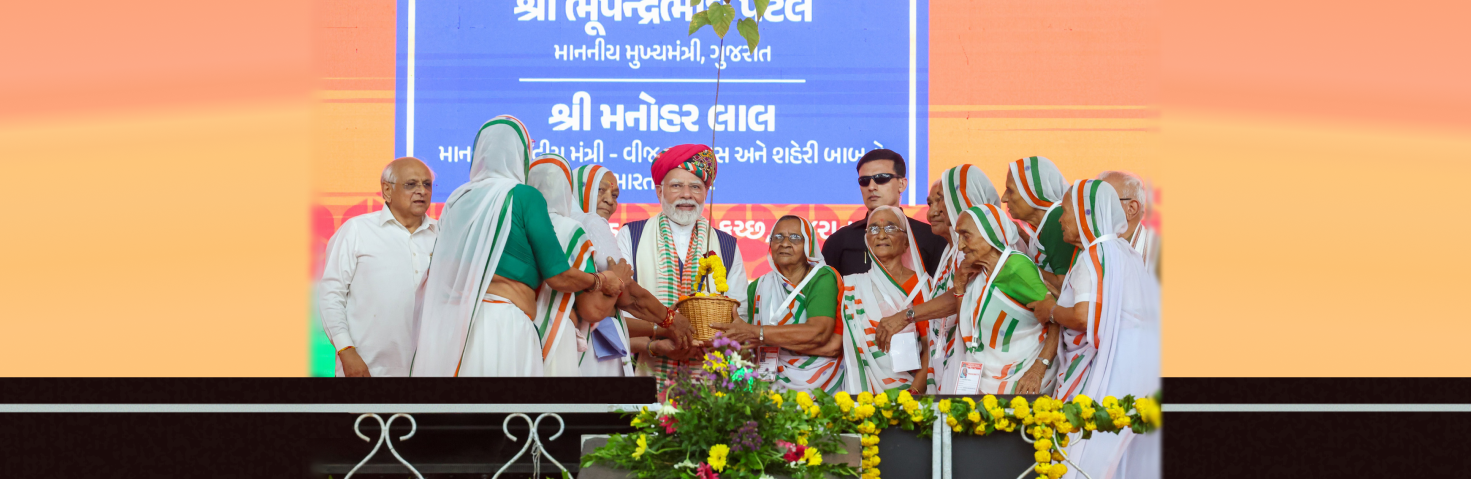 प्रधानमंत्री गुजरात के भुज में विभिन्न परियोजनाओं का शिलान्यास, उद्घाटन और राष्ट्र को समर्पण करते हुए