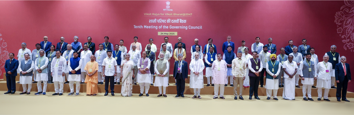नई दिल्ली में नीति आयोग की 10वीं गवर्निंग काउंसिल की बैठक के दौरान समूह फोटो में प्रधानमंत्री