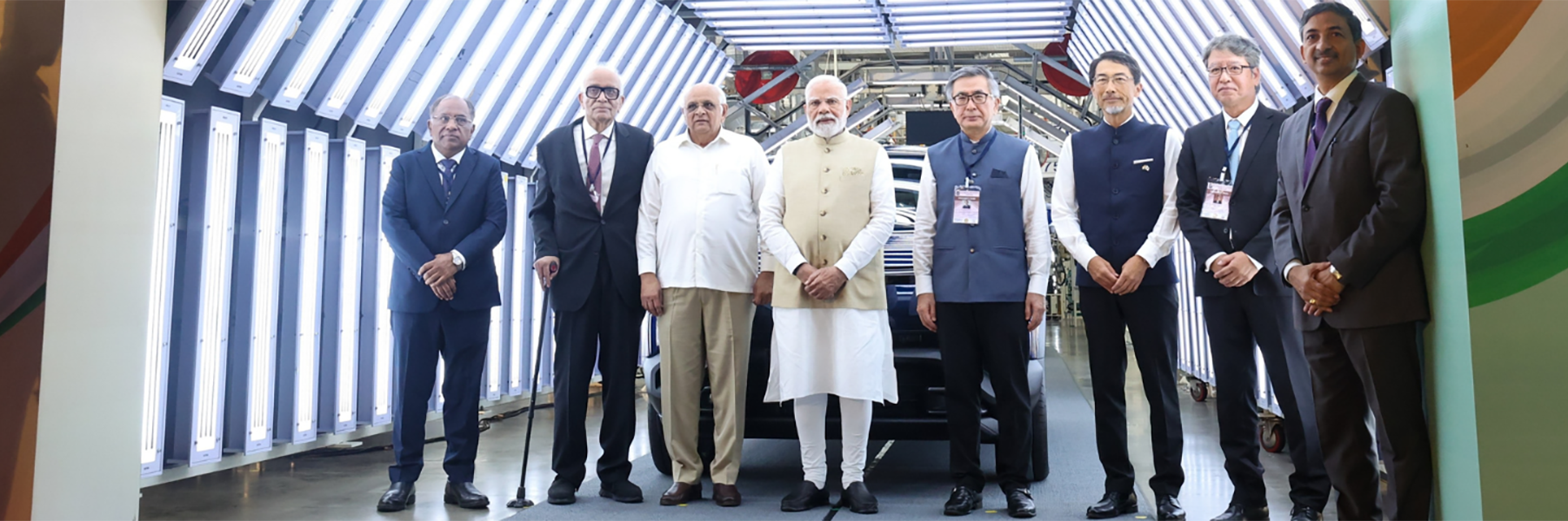 PM in a group photograph at the launch of green mobility initiatives at Hansalpur, in Gujarat