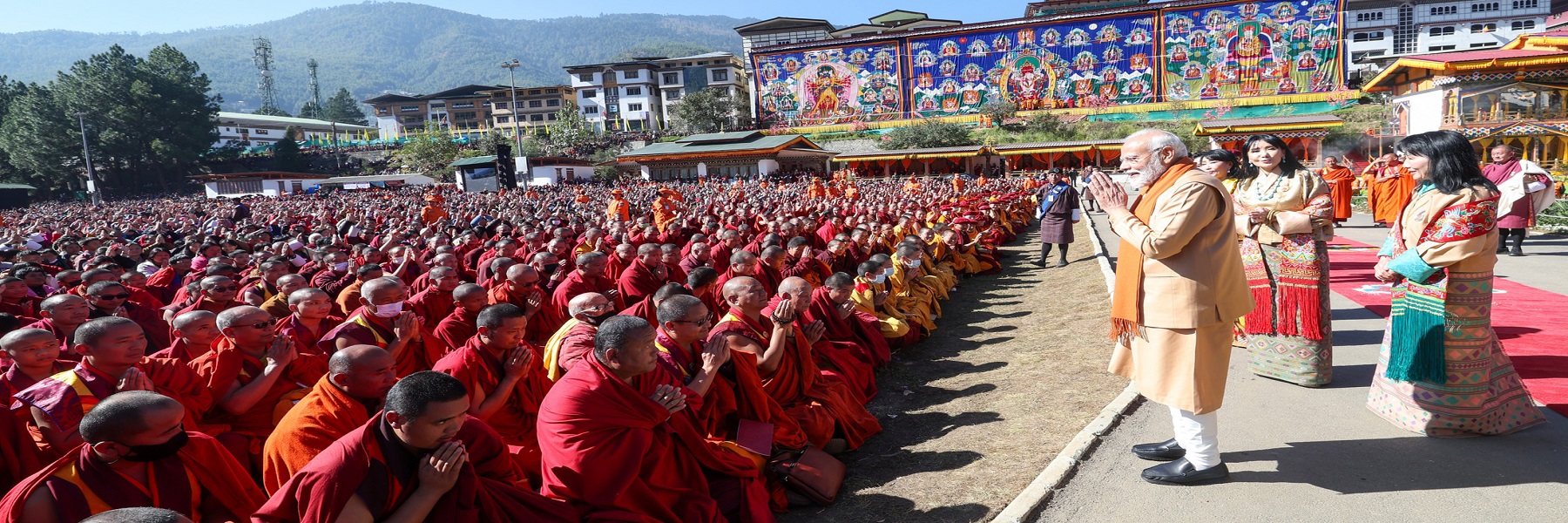 प्रधानमंत्री भूटान के थिम्पू में महामहिम ड्रुक ग्यालपो और महामहिम चतुर्थ ड्रुक ग्यालपो के साथ कालचक्र "समय का पहिया" अभिषेक समारोह के उद्घाटन में भाग लेते हुए