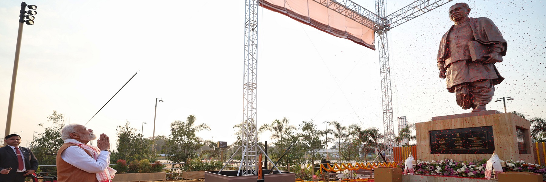 असम के गुवाहाटी में भारत रत्न से प्रतिष्ठित गोपीनाथ बोरदेलोई की प्रतिमा के अनावरण के अवसर पर पाम उपस्थित थीं।