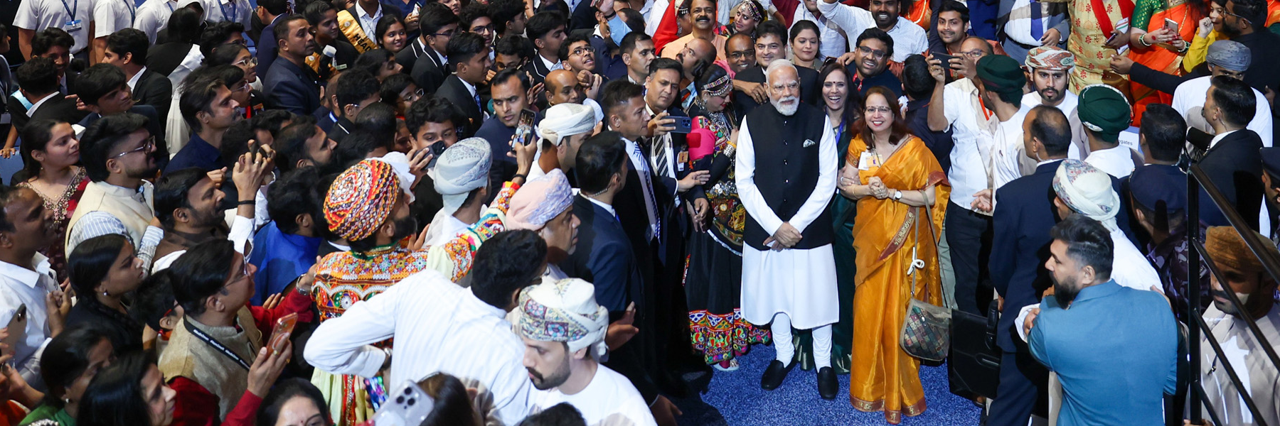 PM in a group photograph with Indian diaspora and students at Maitri Parv program, celebrating 50 years of the Indian schooling system in Muscat, Oman