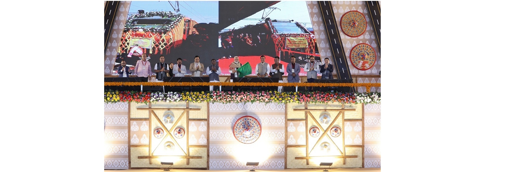 प्रधानमंत्री ने असम के कलियाबोर में आयोजित भूमि पूजन के दौरान काजीरंगा एलिवेटेड कॉरिडोर परियोजना का शिलान्यास किया और 2 नई अमृत भारत एक्सप्रेस ट्रेनों को हरी झंडी दिखाई।