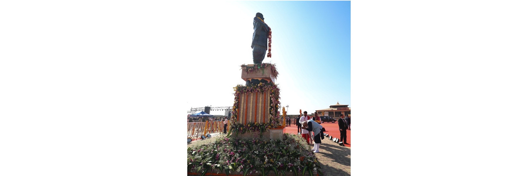 प्रधानमंत्री श्री नरेन्द्र मोदी ने गुजरात में सरदार वल्लभभाई पटेल की प्रतिमा को श्रद्धांजलि अर्पित की।