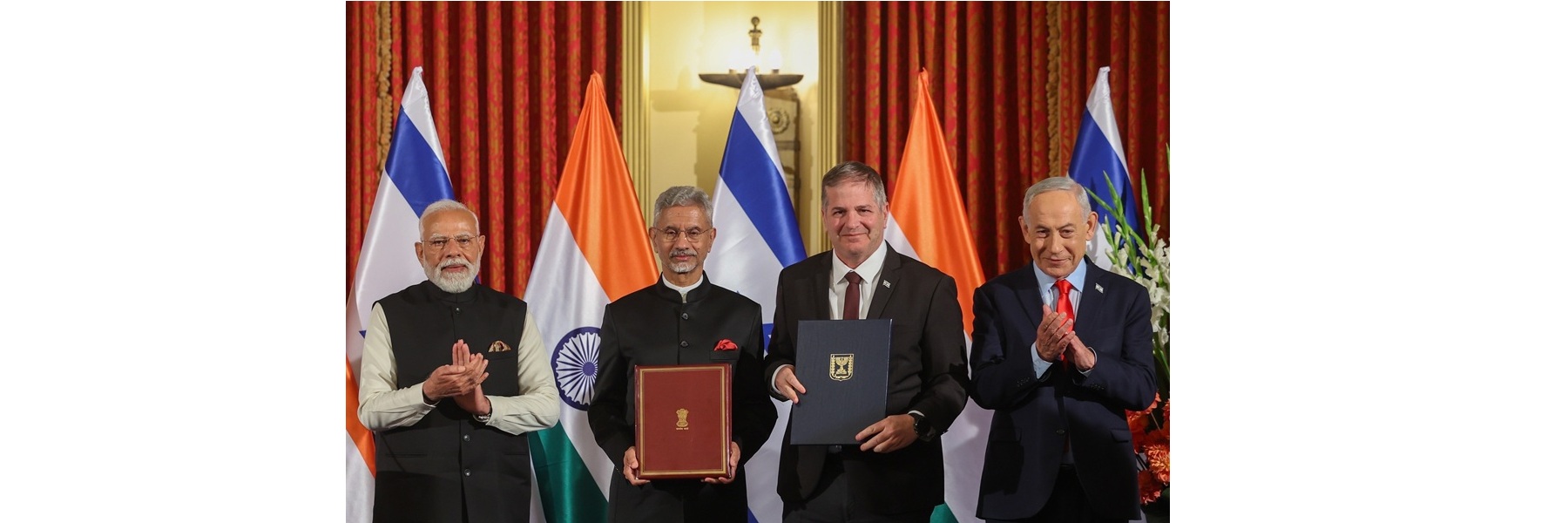 भारत और इज़राइल के प्रधानमंत्री बेंजामिन नेतन्याहू इज़राइल में भारत और इज़राइल के बीच समझौता ज्ञापनों के आदान-प्रदान के साक्षी बने।