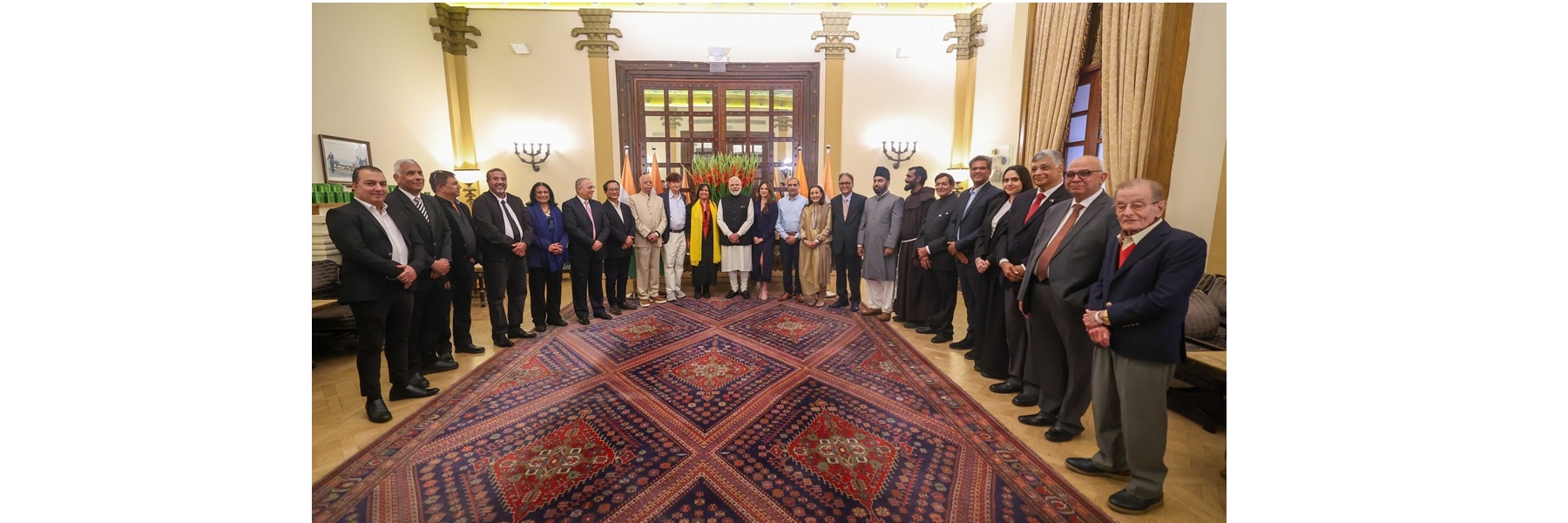 प्रधानमंत्री ने इज़राइल में भारतीय यहूदी समुदाय के प्रमुख सदस्यों से बातचीत की।