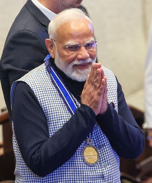 इज़राइल की संसद में प्रधानमंत्री को संसद के सर्वोच्च सम्मान "राष्ट्रपति का पदक" से सम्मानित किया जा रहा है।