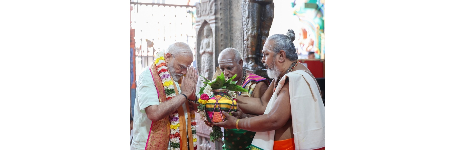 प्रधानमंत्री ने तमिलनाडु के मदुरै स्थित अरुलमिगु सुब्रमण्यस्वामी मंदिर में दर्शन और पूजा-अर्चना की।