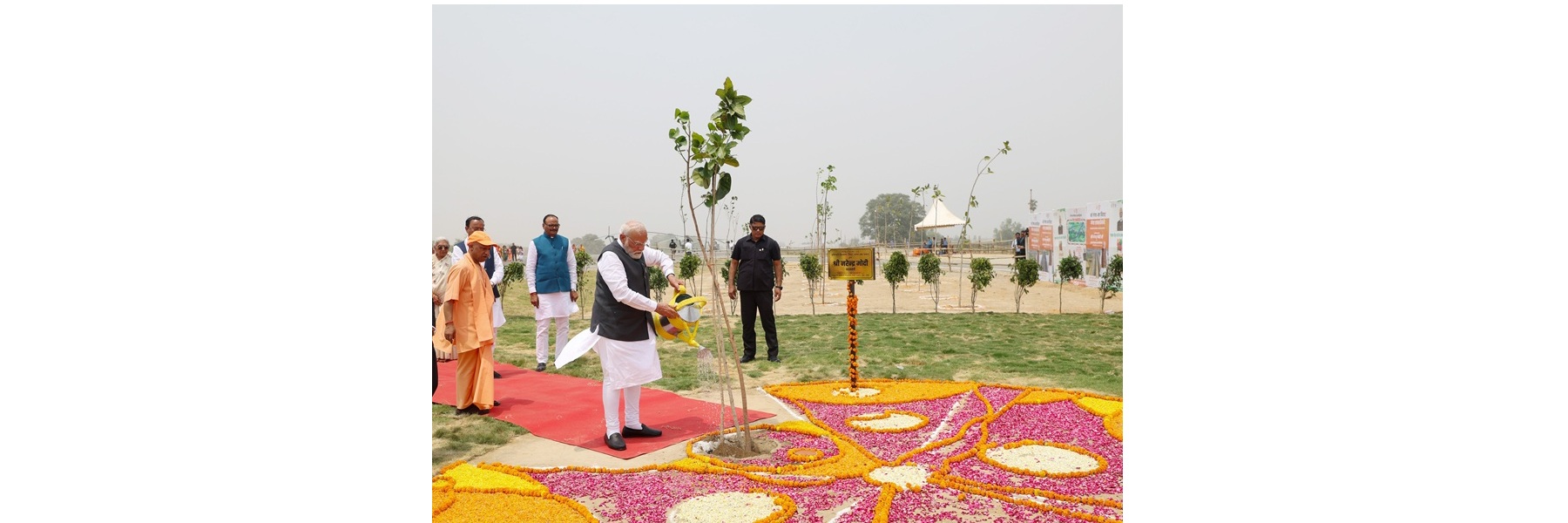 उत्तर प्रदेश के हरदोई में गंगा एक्सप्रेसवे के उद्घाटन के अवसर पर प्रधानमंत्री एक पौधा लगाते हुए।