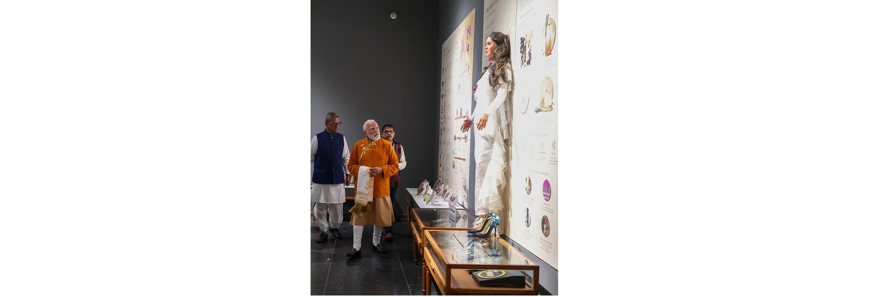 प्रधानमंत्री सिक्किम के गंगटोक में स्थित ऑर्किड उद्यान का भ्रमण करते हैं।