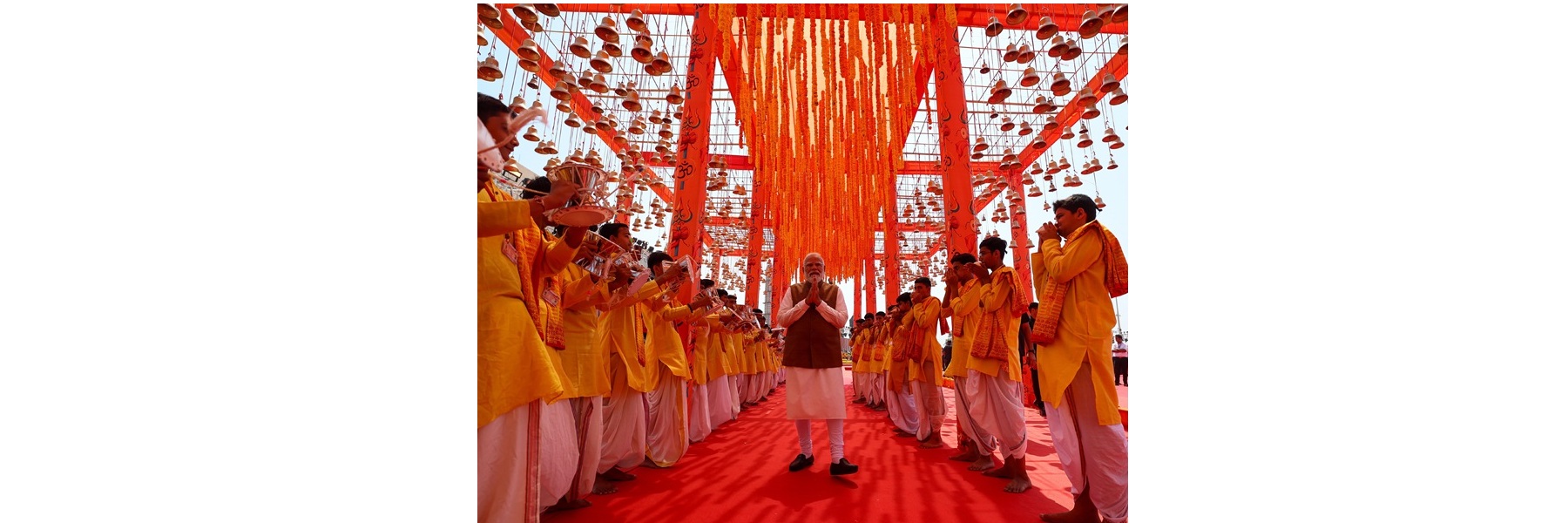 प्रधानमंत्री ने गुजरात के सोमनाथ मंदिर में प्रार्थना की और पूजा-अर्चना की।