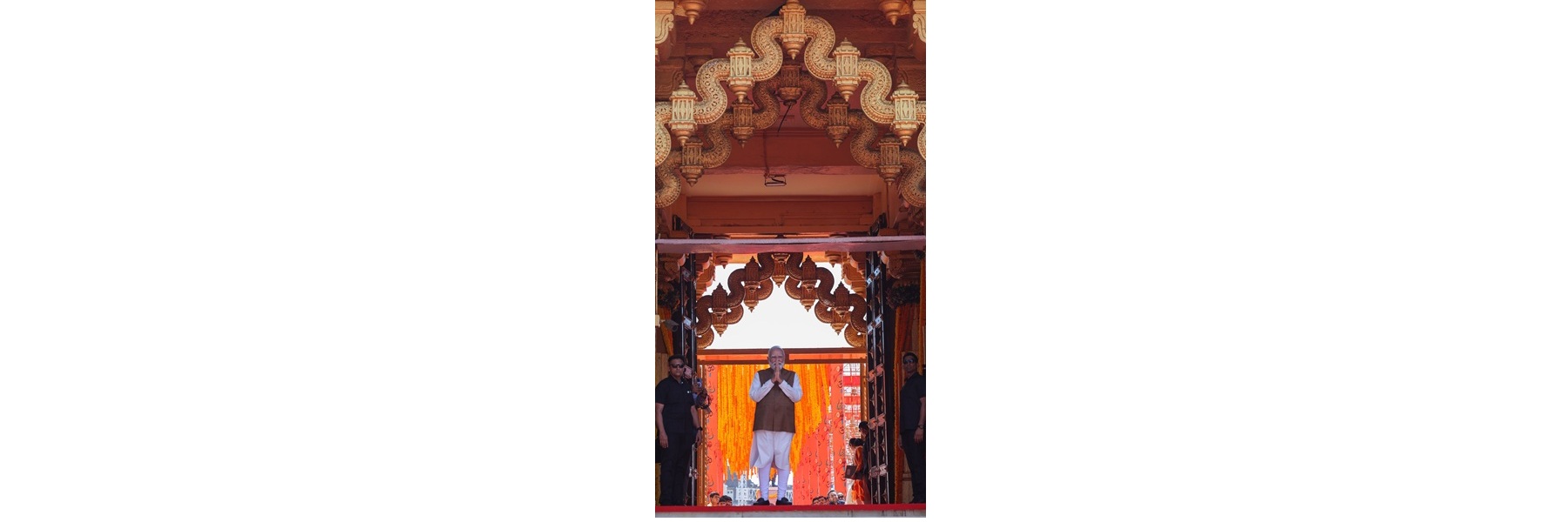 प्रधानमंत्री ने गुजरात के सोमनाथ मंदिर में प्रार्थना की और पूजा-अर्चना की।