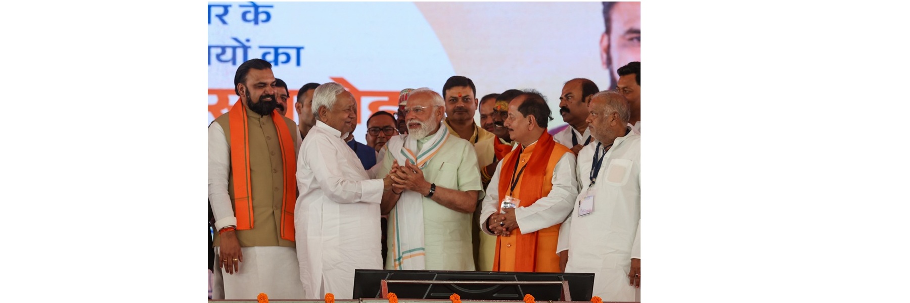 प्रधानमंत्री बिहार में नव-विस्तारित मंत्रिमंडल के शपथ ग्रहण समारोह में शामिल हुए।