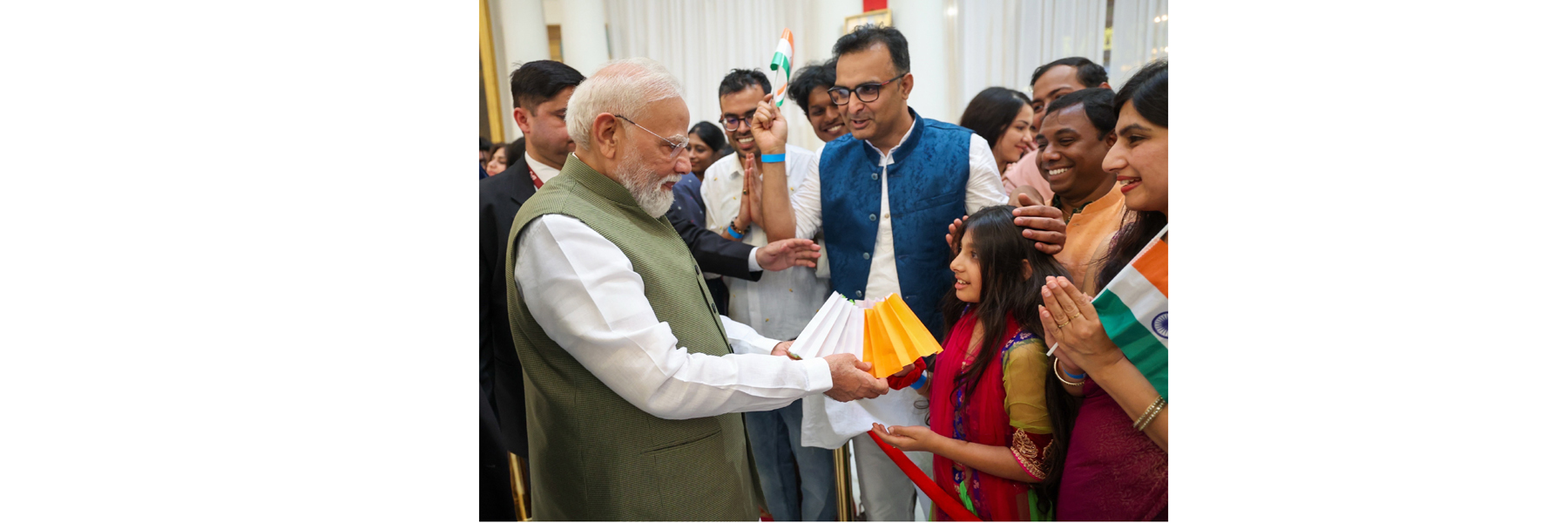 फ्रांस के नीस शहर में पहुंचने पर प्रधानमंत्री का भारतीय समुदाय ने गर्मजोशी से स्वागत किया।