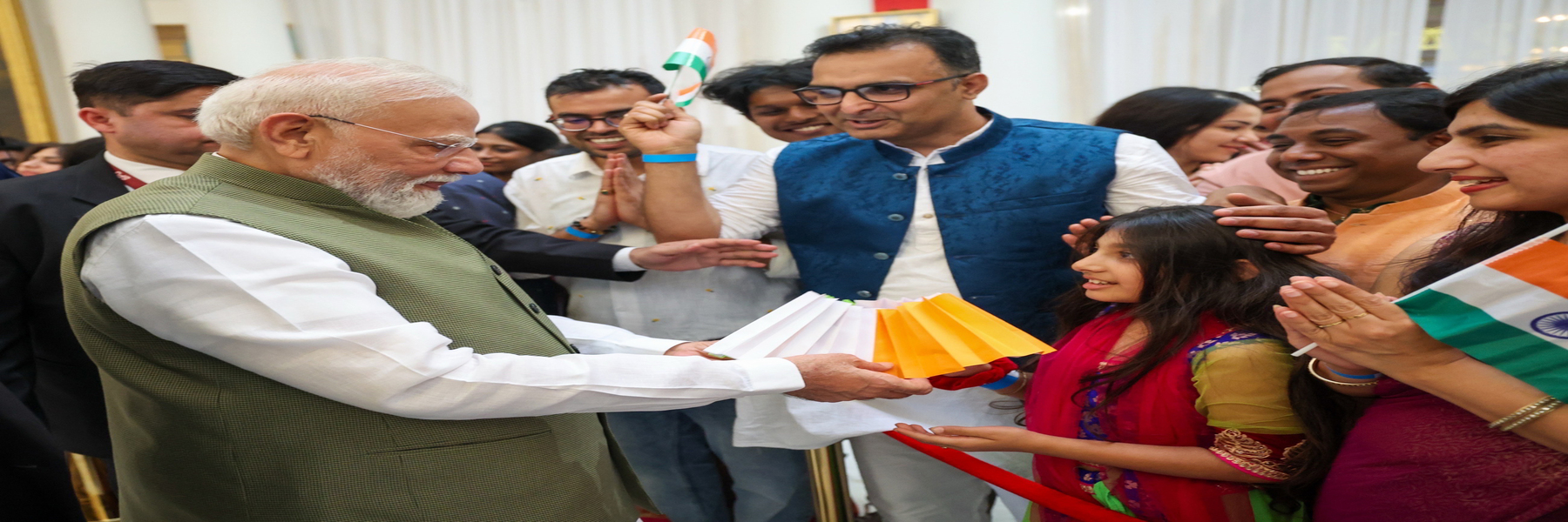 फ्रांस के नीस शहर में पहुंचने पर प्रधानमंत्री का भारतीय समुदाय ने गर्मजोशी से स्वागत किया।