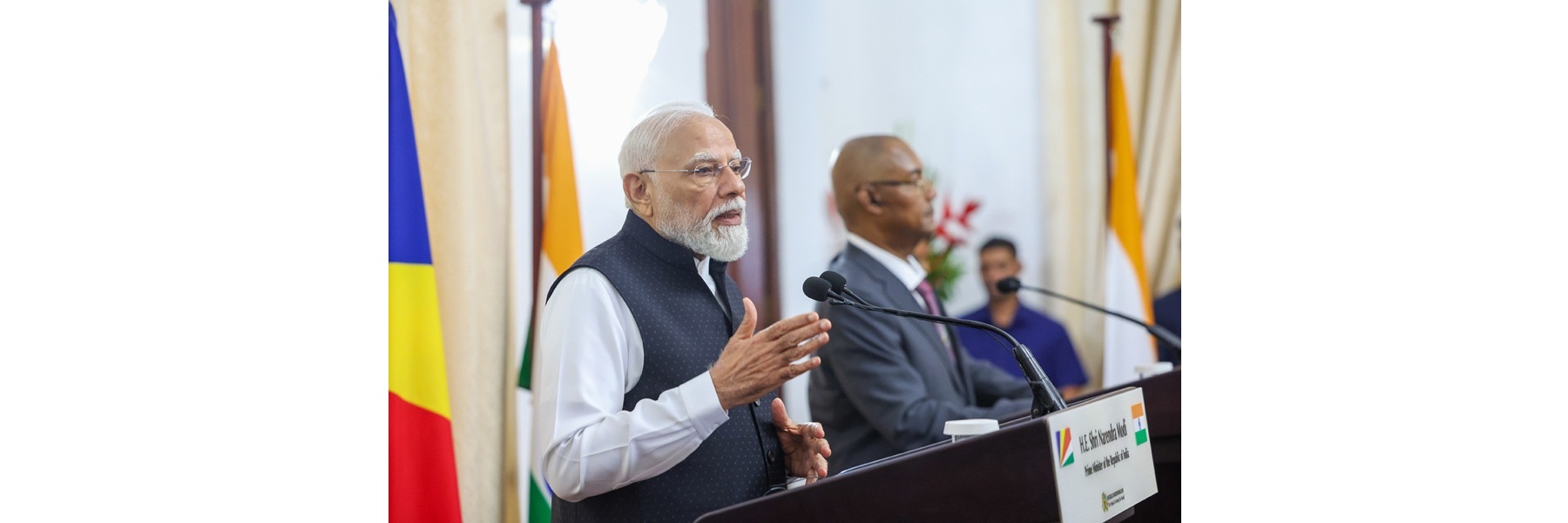 प्रधानमंत्री, सेशेल्स के विक्टोरिया में भारत और सेशेल्स के बीच साझेदारी को मजबूत करने के एक और महत्वपूर्ण कदम के रूप में 'संयुक्त प्रेस वक्तव्य' को संबोधित कर रहे हैं।
