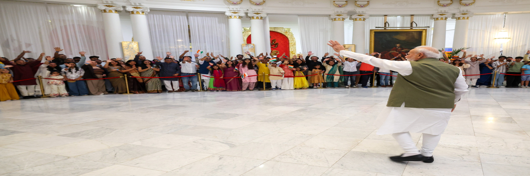 फ्रांस के नीस शहर में पहुंचने पर प्रधानमंत्री का भारतीय समुदाय ने गर्मजोशी से स्वागत किया।