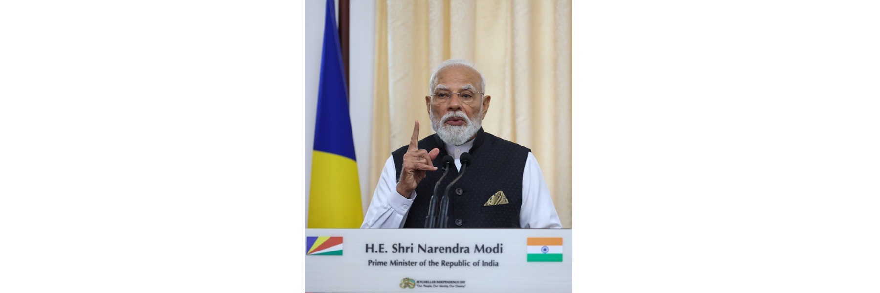 प्रधानमंत्री, सेशेल्स के विक्टोरिया में भारत और सेशेल्स के बीच साझेदारी को मजबूत करने के एक और महत्वपूर्ण कदम के रूप में 'संयुक्त प्रेस वक्तव्य' को संबोधित कर रहे हैं।